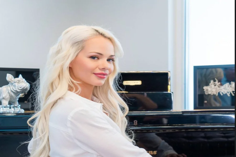 Elsa Jean Height 